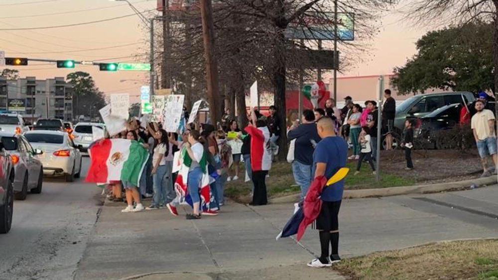 🗽 𝗡𝗮𝘁𝗶𝗼𝗻𝘄𝗶𝗱𝗲 𝗣𝗿𝗼𝘁𝗲𝘀𝘁𝘀 𝗘𝗿𝘂𝗽𝘁 𝗔𝗴𝗮𝗶𝗻𝘀𝘁 𝗧𝗿𝘂𝗺𝗽𝘀 𝗜𝗺𝗺𝗶𝗴𝗿𝗮𝘁𝗶𝗼𝗻 𝗖𝗿𝗮𝗰𝗸𝗱𝗼𝘄𝗻